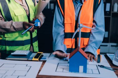 Mühendisler proje türlerinin yapısal analizi ve planları üzerinde çalışmalara yardım ediyorlar..