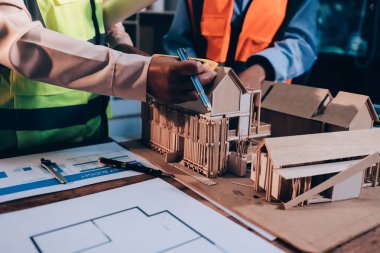 Mühendisler proje türlerinin yapısal analizi ve planları üzerinde çalışmalara yardım ediyorlar..