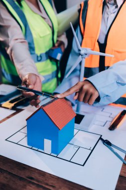 Mühendisler proje türlerinin yapısal analizi ve planları üzerinde çalışmalara yardım ediyorlar..