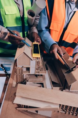 Mühendisler proje türlerinin yapısal analizi ve planları üzerinde çalışmalara yardım ediyorlar..