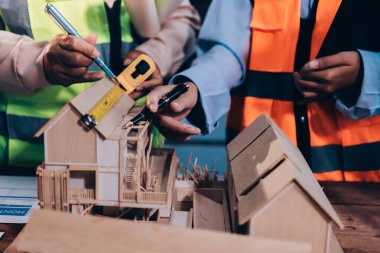 Mühendisler proje türlerinin yapısal analizi ve planları üzerinde çalışmalara yardım ediyorlar..