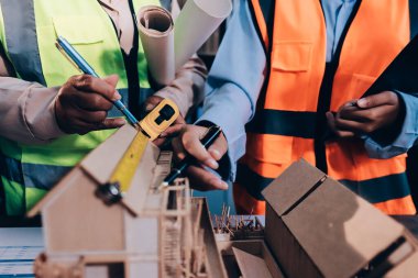 Mühendisler proje türlerinin yapısal analizi ve planları üzerinde çalışmalara yardım ediyorlar..