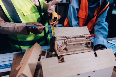 Mühendisler proje türlerinin yapısal analizi ve planları üzerinde çalışmalara yardım ediyorlar..