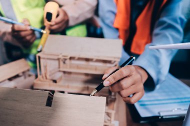 Mühendisler proje türlerinin yapısal analizi ve planları üzerinde çalışmalara yardım ediyorlar..