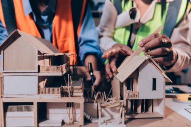 Mühendisler proje türlerinin yapısal analizi ve planları üzerinde çalışmalara yardım ediyorlar..