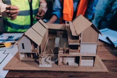 Mühendisler proje türlerinin yapısal analizi ve planları üzerinde çalışmalara yardım ediyorlar..