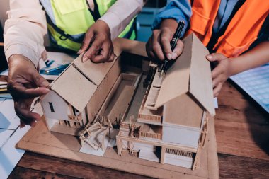 Mühendisler proje türlerinin yapısal analizi ve planları üzerinde çalışmalara yardım ediyorlar..