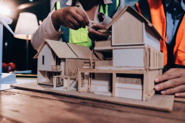 Mühendisler proje türlerinin yapısal analizi ve planları üzerinde çalışmalara yardım ediyorlar..