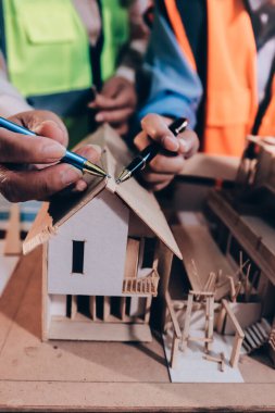 Mühendisler proje türlerinin yapısal analizi ve planları üzerinde çalışmalara yardım ediyorlar..