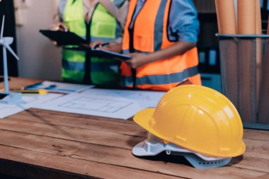 Mühendisler proje türlerinin yapısal analizi ve planları üzerinde çalışmalara yardım ediyorlar..