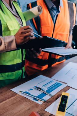 Mühendisler proje türlerinin yapısal analizi ve planları üzerinde çalışmalara yardım ediyorlar..