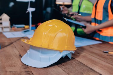 Mühendisler proje türlerinin yapısal analizi ve planları üzerinde çalışmalara yardım ediyorlar..