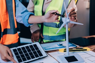 Mühendisler proje türlerinin yapısal analizi ve planları üzerinde çalışmalara yardım ediyorlar..