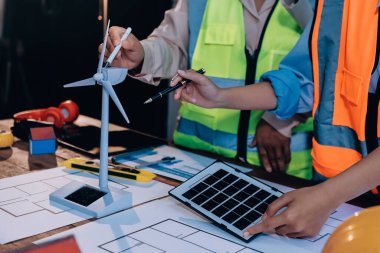 Mühendisler proje türlerinin yapısal analizi ve planları üzerinde çalışmalara yardım ediyorlar..