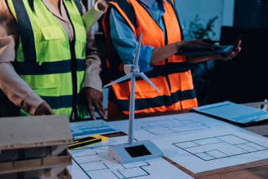 Mühendisler proje türlerinin yapısal analizi ve planları üzerinde çalışmalara yardım ediyorlar..