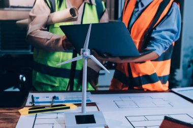 Mühendisler proje türlerinin yapısal analizi ve planları üzerinde çalışmalara yardım ediyorlar..