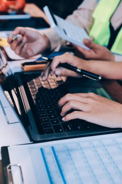 Mühendisler proje türlerinin yapısal analizi ve planları üzerinde çalışmalara yardım ediyorlar..