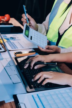 Mühendisler proje türlerinin yapısal analizi ve planları üzerinde çalışmalara yardım ediyorlar..