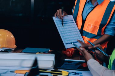 Mühendisler proje türlerinin yapısal analizi ve planları üzerinde çalışmalara yardım ediyorlar..