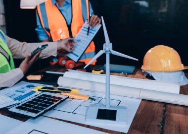 Mühendisler proje türlerinin yapısal analizi ve planları üzerinde çalışmalara yardım ediyorlar..