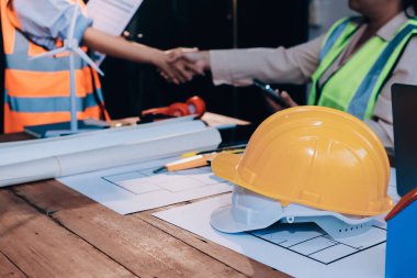 Mühendisler proje türlerinin yapısal analizi ve planları üzerinde çalışmalara yardım ediyorlar..