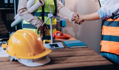 Mühendisler proje türlerinin yapısal analizi ve planları üzerinde çalışmalara yardım ediyorlar..