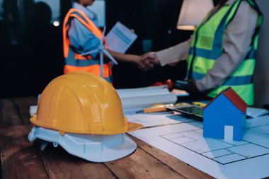 Mühendisler proje türlerinin yapısal analizi ve planları üzerinde çalışmalara yardım ediyorlar..