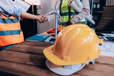 Mühendisler proje türlerinin yapısal analizi ve planları üzerinde çalışmalara yardım ediyorlar..