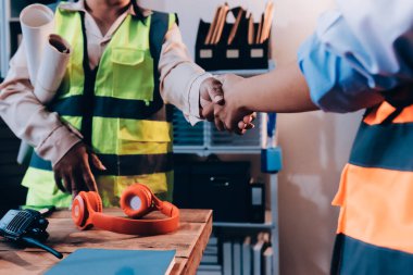 Mühendisler proje türlerinin yapısal analizi ve planları üzerinde çalışmalara yardım ediyorlar..