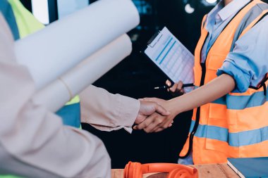 Mühendisler proje türlerinin yapısal analizi ve planları üzerinde çalışmalara yardım ediyorlar..