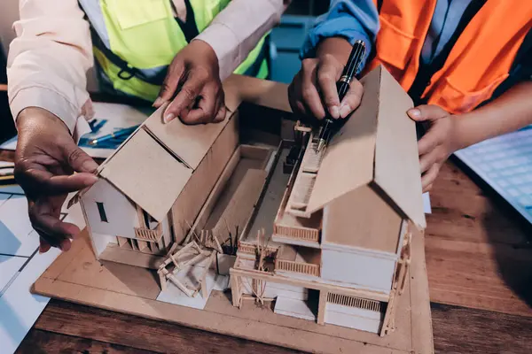 Mühendisler proje türlerinin yapısal analizi ve planları üzerinde çalışmalara yardım ediyorlar..