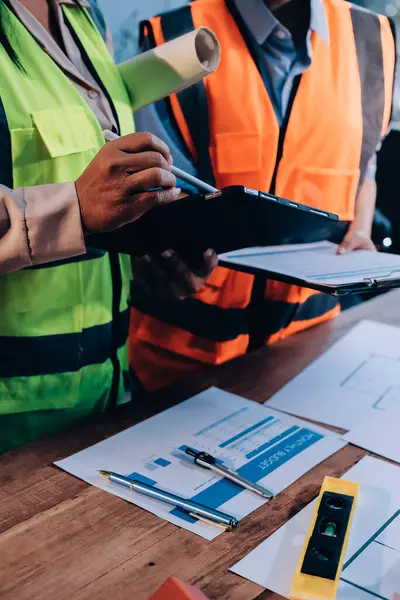 Mühendisler proje türlerinin yapısal analizi ve planları üzerinde çalışmalara yardım ediyorlar..