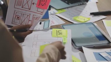 Ofiste dijital tablet ve hesap makinesiyle çalışan iş adamı