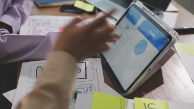 İş adamları ofiste toplanıyor.