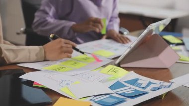 Genç işadamı ofiste çalışıyor.