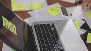 Bilgisayarda çalışan iş kadınının elini kapat.