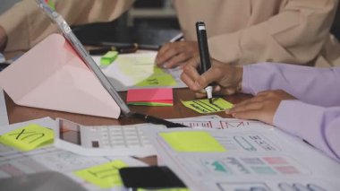 Genç Asyalı iş adamları proje üzerinde beyin fırtınası yapıyor.