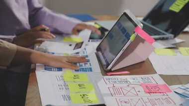 Genç işkadını Ofis Masası çalışma.