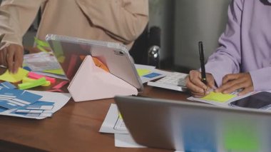 iş adamları iş tartışıyor