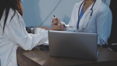 kadın doktor hastane ofisinde çalışan.