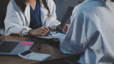 Yakın plan. İki genç iş adamı birlikte çalışıyor..