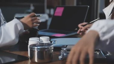 Kapalı - tablet ve dizüstü bilgisayar kullanan kadın elleri görüntüsü