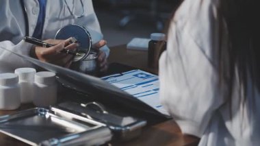 Tıbbi üniformalı profesyonel bir kadın doktor elinde şırıngayla bir pano tutuyor.