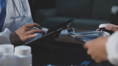 Arka planda tablet tutan profesyonel bir doktorun ellerini kapatın.