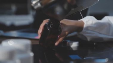 kadın holding şişe parfüm