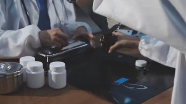 Doktor elinde haplar tutuyor.