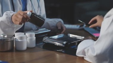 Eczanede elinde ilaç hapları olan tıp doktoruna yakın durun..