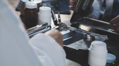 Yakın plan - müşterileriyle çalışan profesyonel kuaför