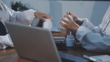 Beyaz önlüklü doktor bilgisayarla çalışıyor..