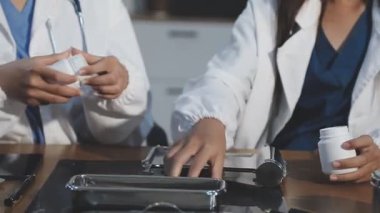 Doktor elinde ilaç hapları ve haplar tutuyor.